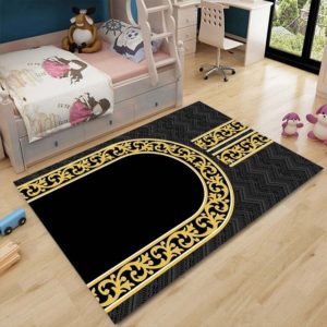 Tapis Rectangulaire à motifs dorés et fond noir. Le tapis est au milieu d'un chambre d'enfant. Il est placé entre un lit et une fenêtre.
