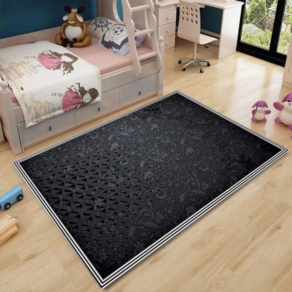 Tapis Rectangulaire à motifs noirs avec bordures blanches et à rayures. Le tapis est au milieu d'un chambre d'enfant. Il est placé entre un lit et une fenêtre.