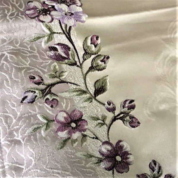 Tapis de prière personnalisé satiné à fleurs violettes