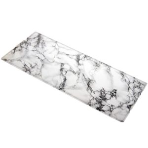 Un tapis rectangulaire est étendu sur un fond blanc. Il est décoré en imitation marbre blanc à veines noires.