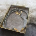 magnifique ensemble de prière comprenant un Coran à la couverture en velours gris et un chapelet assorti de 99 perles, le tout soigneusement emballé dans un coffret