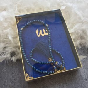 Sublime ensemble de prière contenant un Coran à la couverture en velours bleu marine et un chapelet assorti de 99 perles, le tout emballé dans un coffret