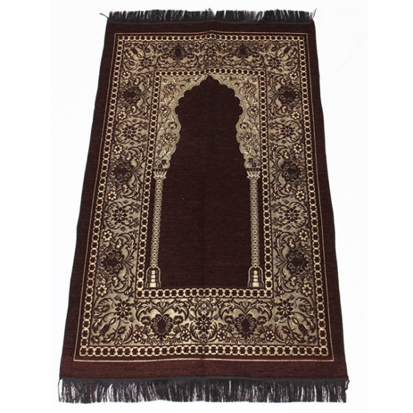 Tapis de prière marron fait en chenille avec des motifs et des franges noir. Un cadre de motifs persan avec une porte orientale au milieu, les motifs sont dorés.