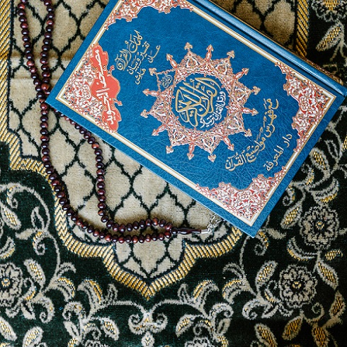 tapis de prière bleu