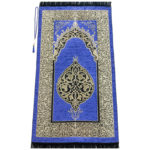 Tapis de prière en chenille bleu. Ce tapis à des motifs doré, un cadre doré de style persan et un motif en forme de poire doré au milieu. Le tapis est accompagné d'un chapelet
