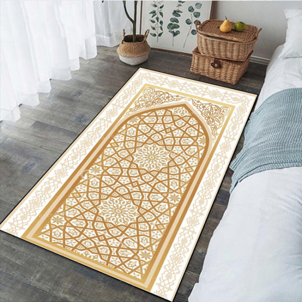Tapis de prière beige en motifs géométriques. Le tapis st posé dans une chambre entre un lit et une fenêtre.