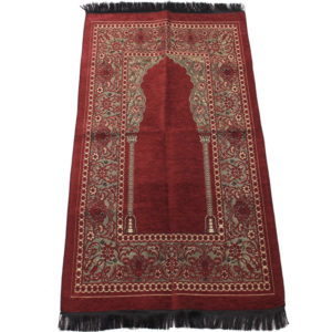 Tapis de prière rouge fait en chenille avec des motifs et des franges noir. Un cadre de motifs persan avec une porte orientale au milieu.