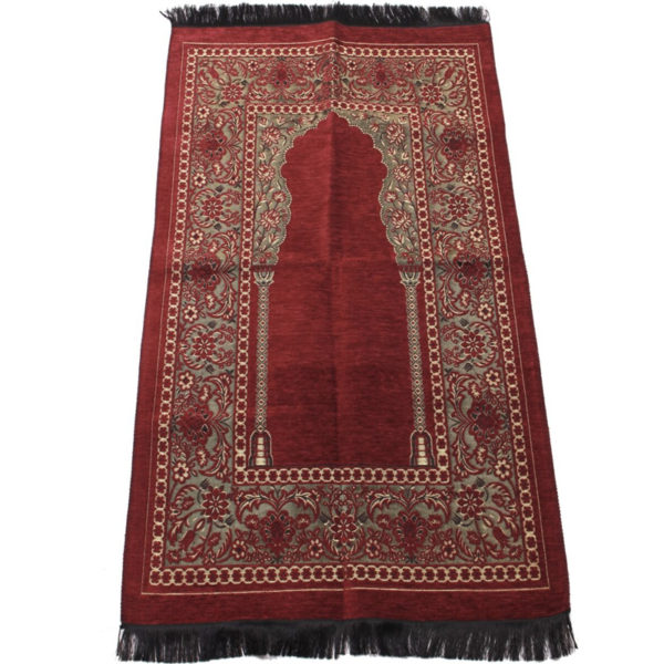 Tapis de prière rouge fait en chenille avec des motifs et des franges noir. Un cadre de motifs persan avec une porte orientale au milieu.