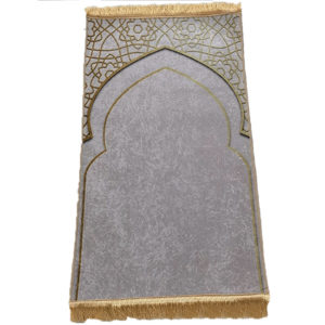 Tapis de prière en velours gris à franges dorés. Ce tapis à des moitfs de fleurs en étoiles et une porte.