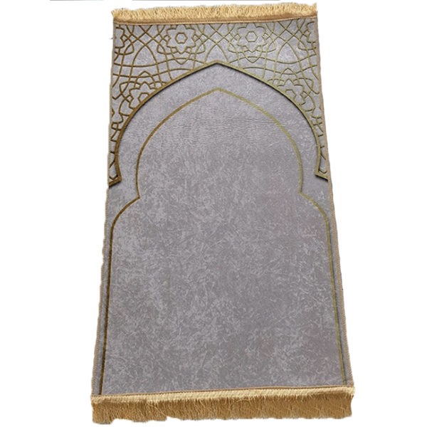 Tapis de prière en velours gris à franges dorés. Ce tapis à des moitfs de fleurs en étoiles et une porte.