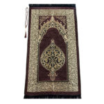 Tapis de prière marron à motifs doré de style persan. Le tapis est tissé en chenille. Le tapis est accompagné d'un chapelet