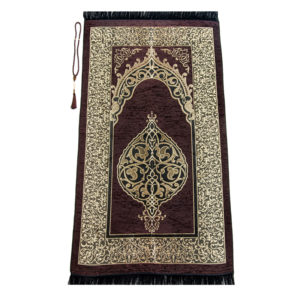 Tapis de prière marron à motifs doré de style persan. Le tapis est tissé en chenille. Le tapis est accompagné d'un chapelet