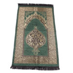 Tapis de prière vert à motifs doré de style persan. Le tapis est tissé en chenille. Le tapis est accompagné d'un chapelet