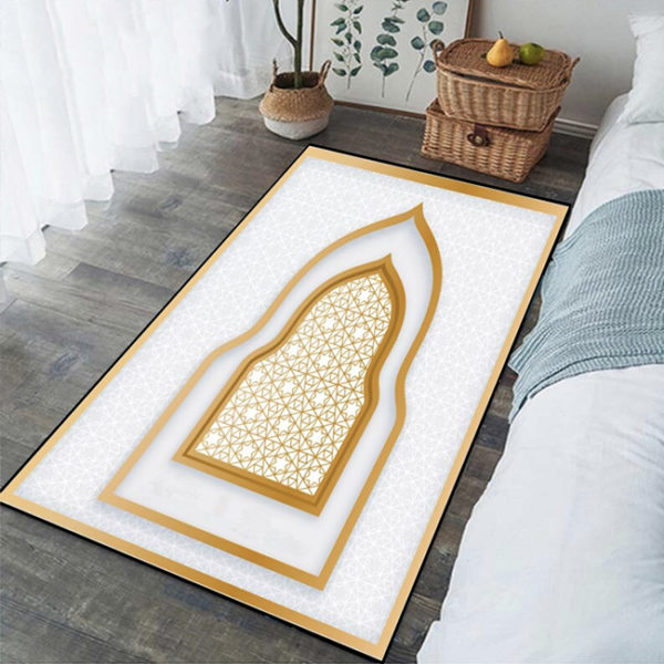 Tapis de prière blanc avec des motifs d'étoiles à huit branches. Le tapis st posé dans une chambre entre un lit et une fenêtre.