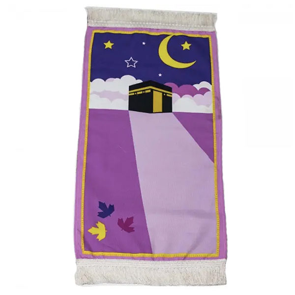 Tapis de prière pour enfant en nuances de rose et violet. Un motif de la kaaba sous un ciel étoilé avec un croissant de lune en motif.