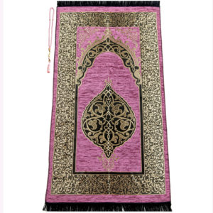 Tapis de prière rose à motifs doré de style persan. Le tapis est tissé en chenille. Le tapis est accompagné d'un chapelet