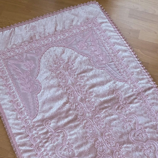 Tapis de prière rose en velours de coton. Le tapis est brodé de fil rose. Un tapis de prière doux et moeleux.