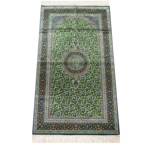 Tapis de prière vert à motifs fleuris style mosaïque. Tapis de prière à franges.
