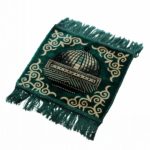 Petit tapis de prière de poche vert avec un motif de dome de mosquee