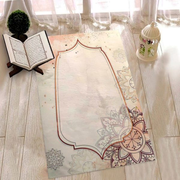 Un tapis de prière est étendue sur un sol en parquet. On distingue des ombres florales ainsi qu'une rosace dans le coin en bas à droite en motif sur le tapis. Un Coran est ouvert et une lampe est posée sur le sol.