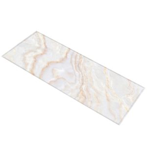 Un tapis de prière rectangulaire à motif marbre blanc nacré est étendu sur un fond blanc vide.