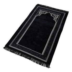 Tapis de prière noir avec motif de porte orientale grise. Ce tapis de prière est en chenille sur fond blanc