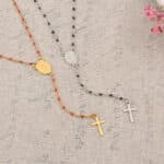Chapelet catholique chaîne doré et perles de couleurs